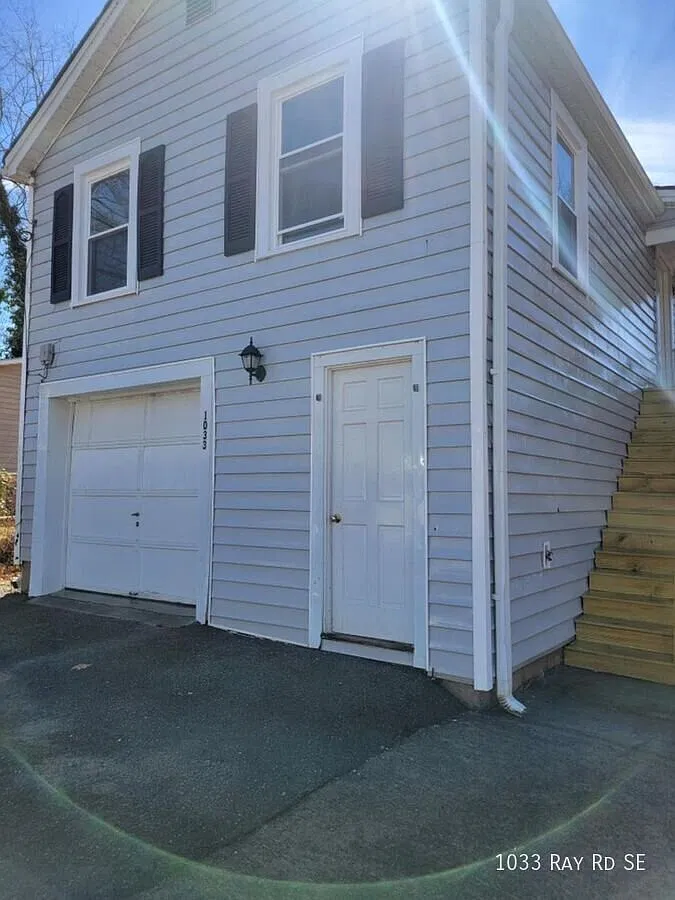 Charming 1-Bedroom Carriage House Apartment with Garage Storage — Photo 1