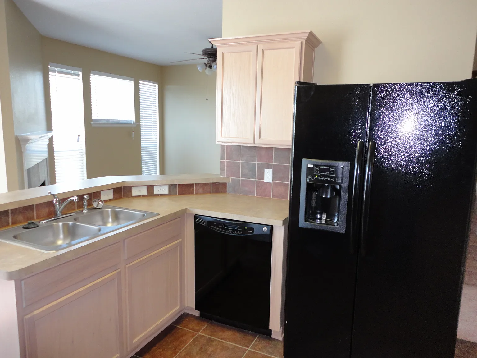 5 bed, 2.0 bath, 3066 sqft, $2,795 — Photo 3