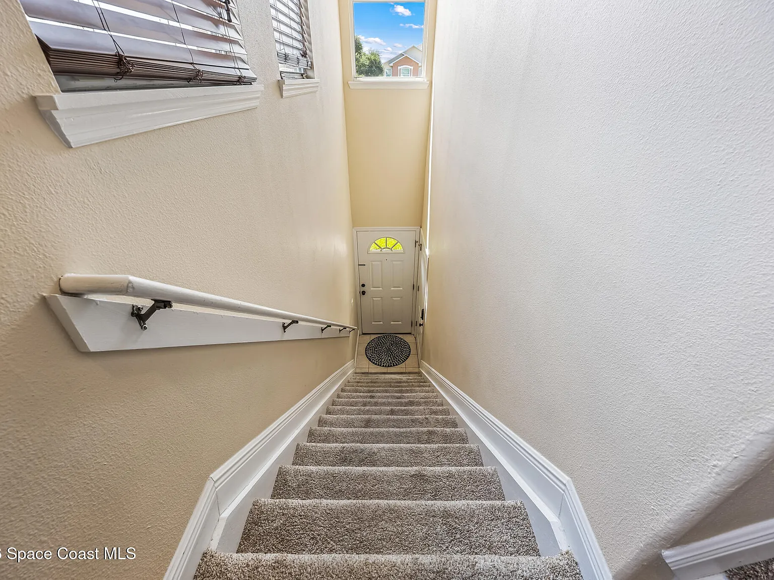 3 bed, 2.0 bath, 1860 sqft, $2,100 — Photo 3
