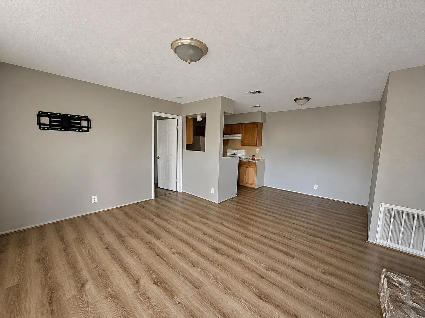 5308 S Pleasant Valley Rd — Photo 4