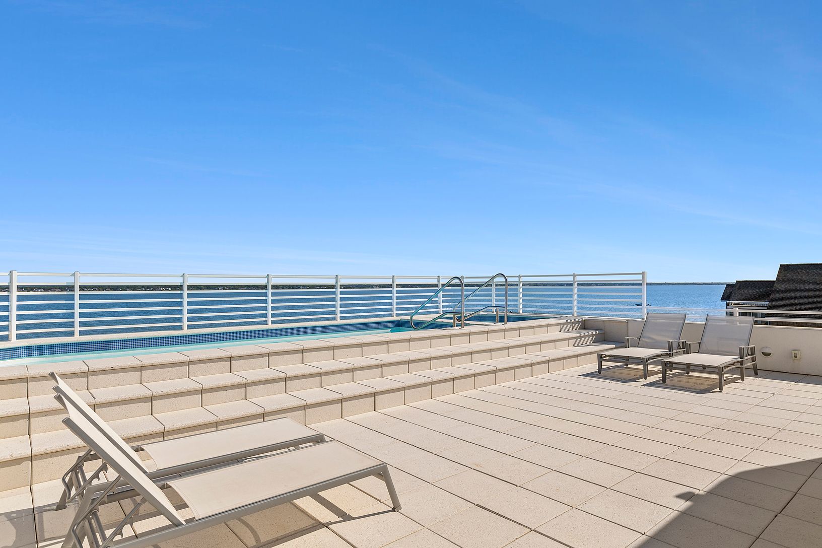 ROOF TOP POOLSPA PATIO