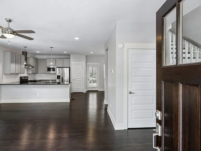 906 Smiley St — Photo 10