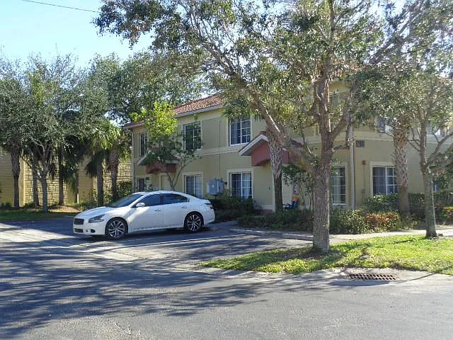 3 bed, 2.5 bath, 1220 sqft, $1,550 — Photo 2