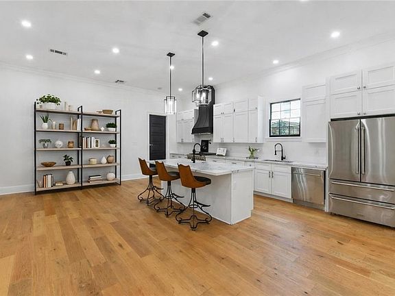 4th image of 826 Delachaise St