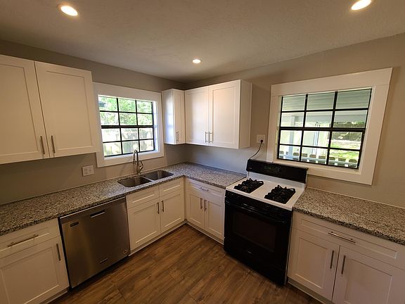 4th image of 405 Oaklawn St