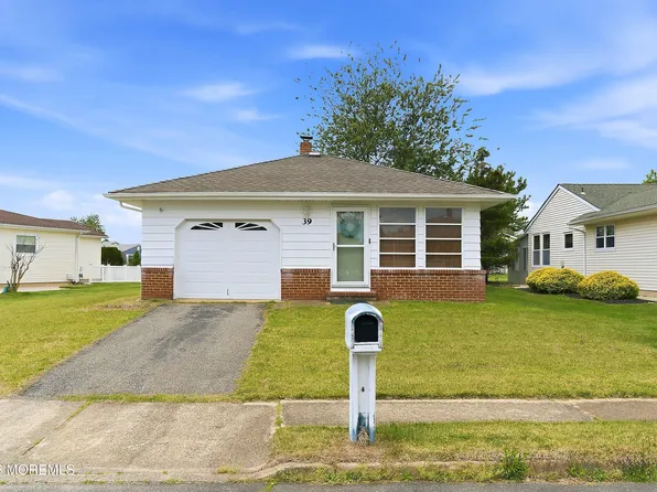 39 Corinth Place, Toms River, NJ 08755
