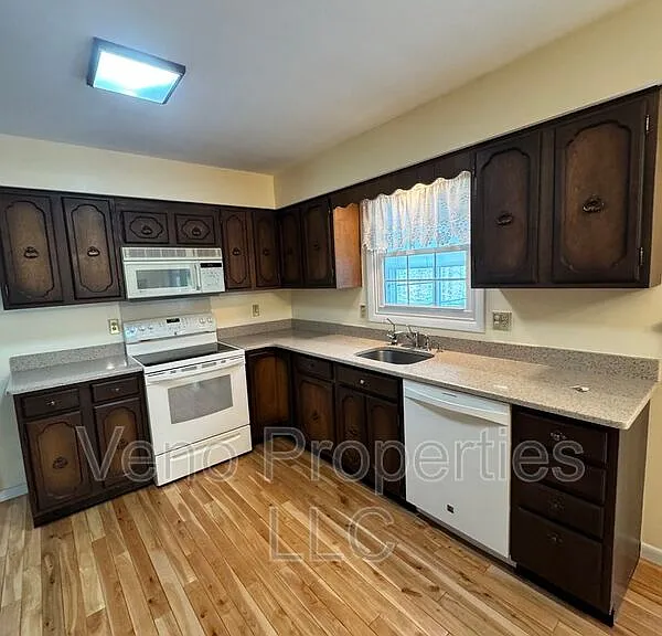 23 Glenwood Dr — Photo 3