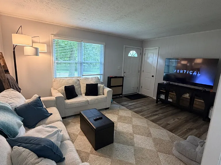726 Lafayette Rd — Photo 4