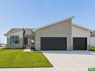 12359 Lake Vista Dr, Papillion, NE 68046