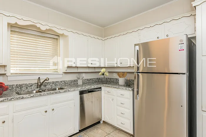 2125 Rockmoor Dr — Photo 2