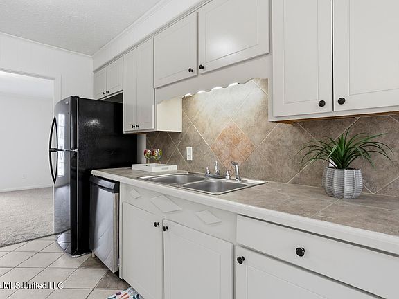 4th image of 705 Pinehurst St