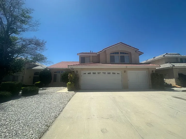 14333 La Crescenta Ave — Photo 1