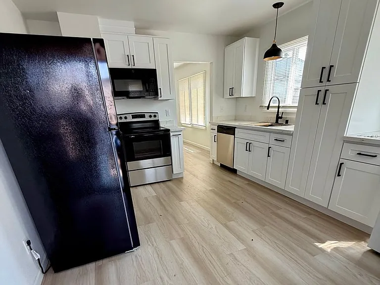 8420 1/2 S Tacoma Way — Photo 3