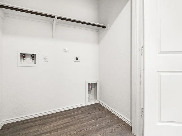 907 Stricker Path — Photo 14