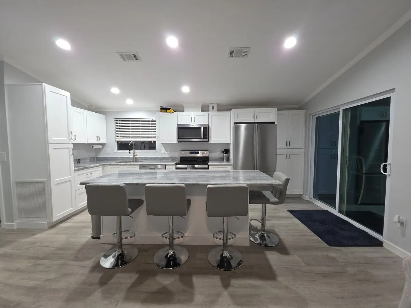 Newly Remodeled / Furnished 2 Bedroom / 2 Bathroom — Photo 4