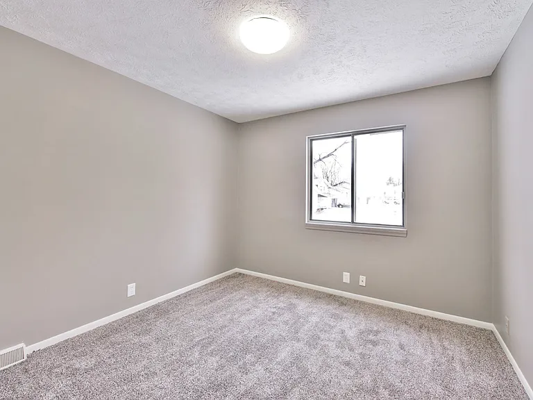 6804 S 140th Ave — Photo 22