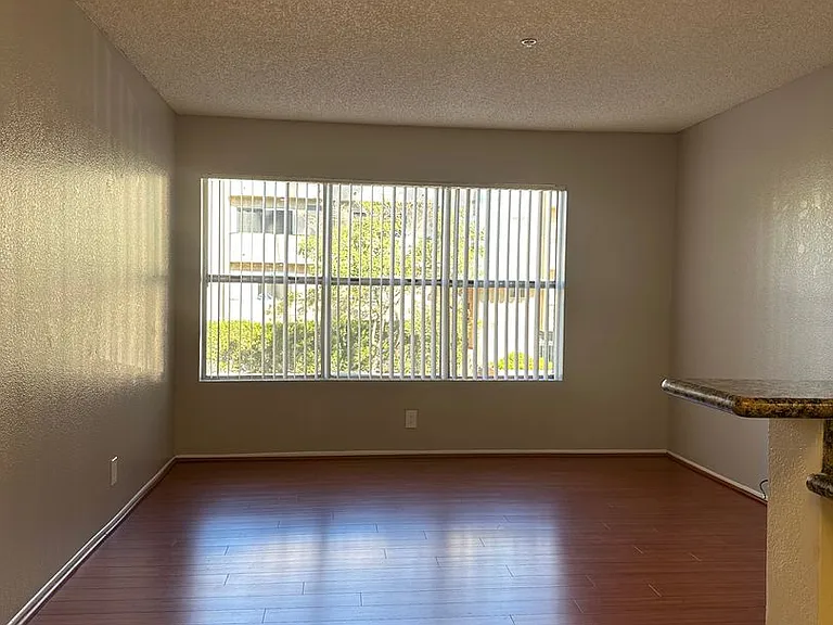 Russell Court Apartments — Photo 6