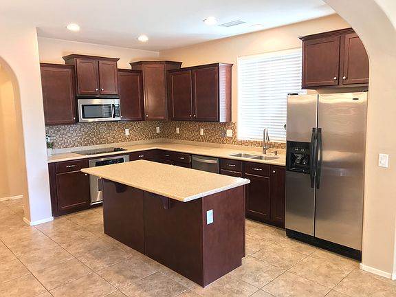 3rd image of 1095 W Dawn Dr