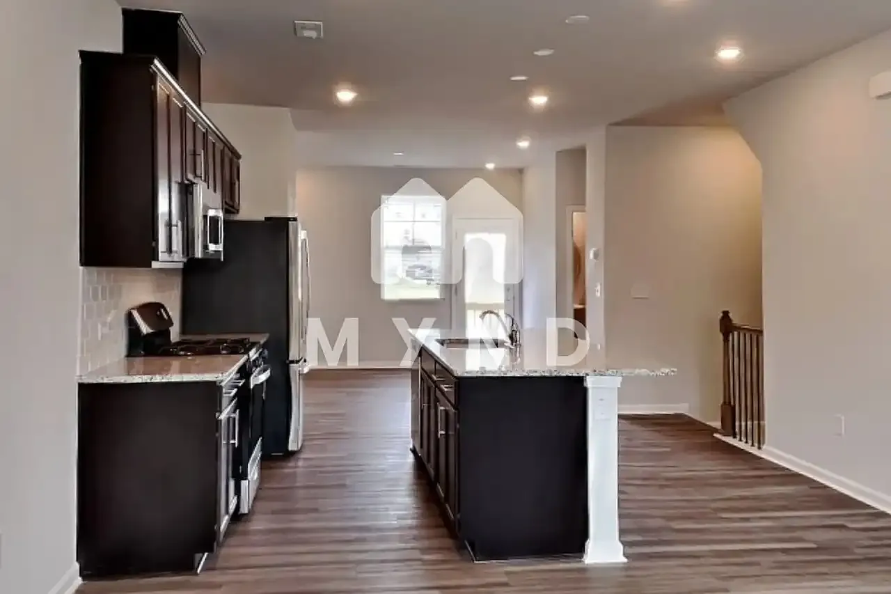 3 bed, 1733 sqft, $2,249 — Photo 2