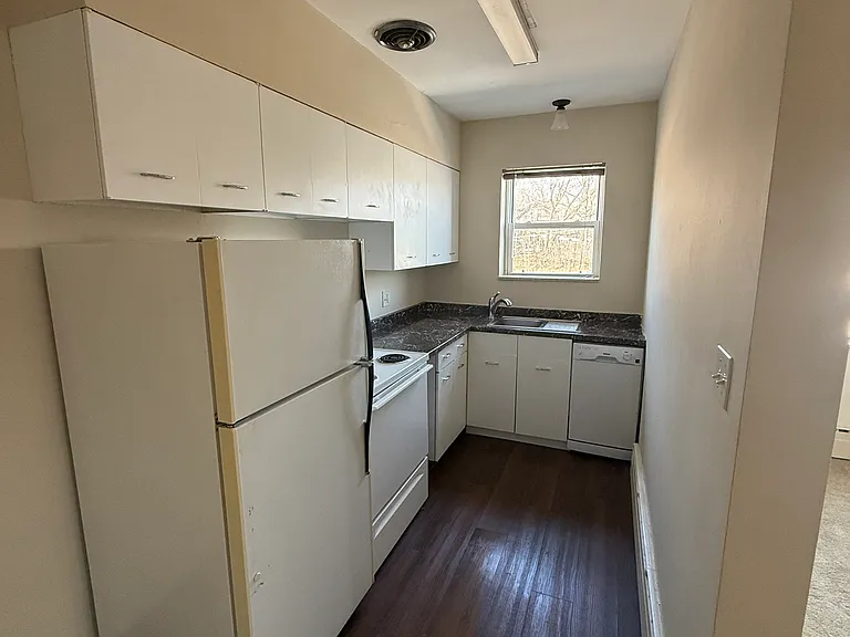 Kitchen with refrigerator, oven and dishwasher