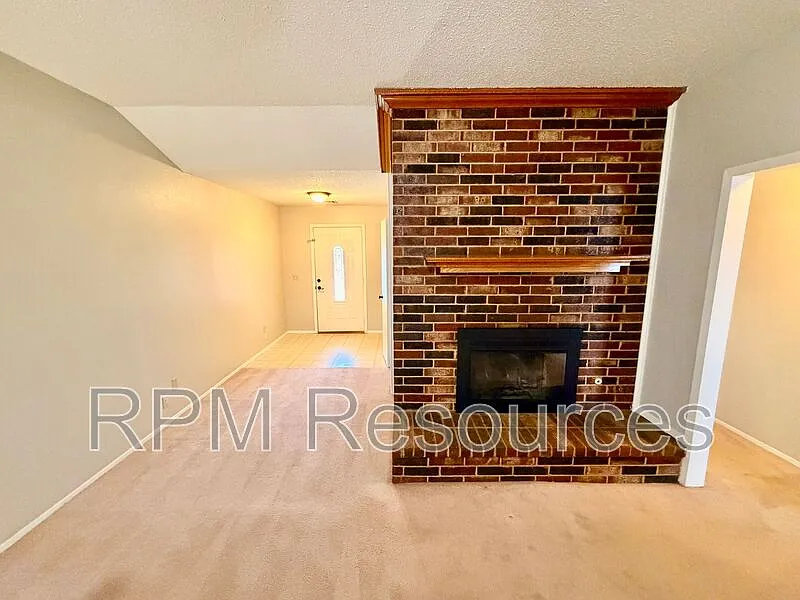 3 bed, 2.0 bath, 1404 sqft, $1,650 — Photo 4