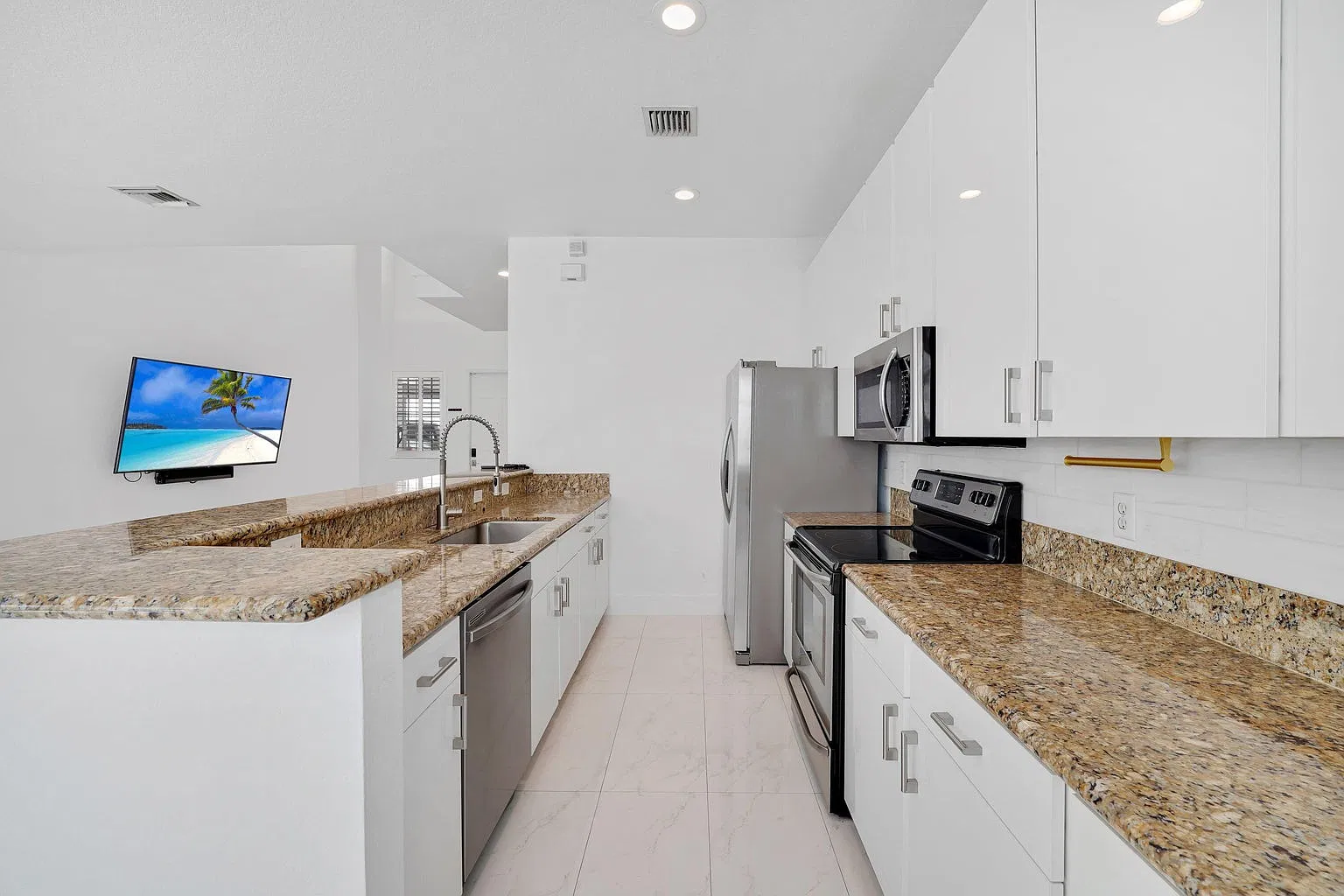 3 bed, 2.5 bath, 1912 sqft, $3,900 — Photo 1