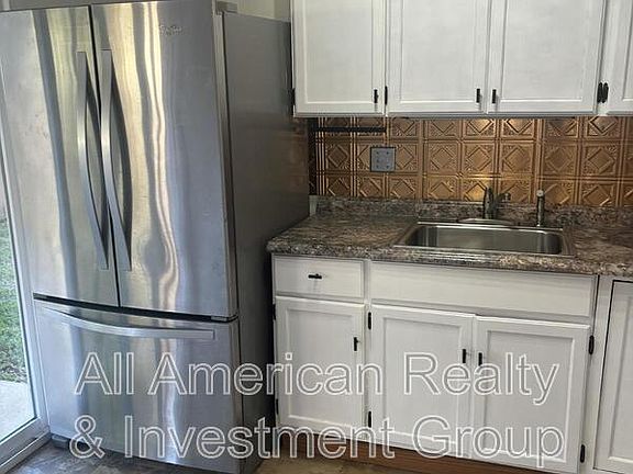 5th image of 704 Little Crescent St