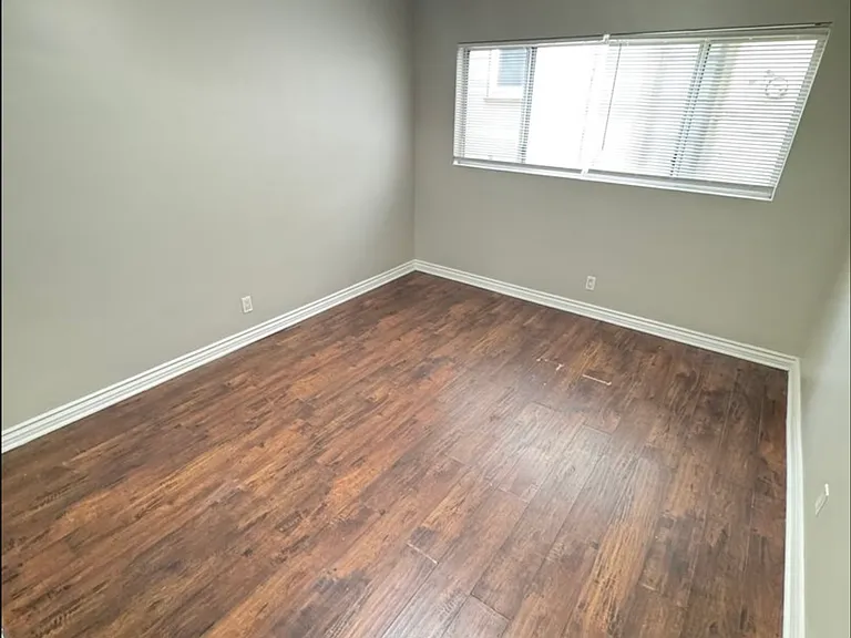 1332 E Broadway — Photo 11