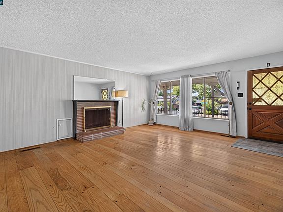 5th image of 105 W 15th St