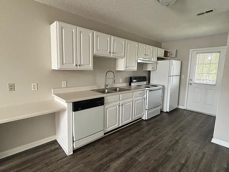 Georgetowne Apartments — Photo 14