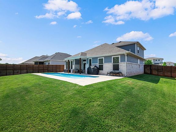 5th image of 633 NW 183rd St