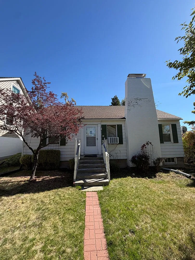 Pet friendly, Spacious 4 Bedroom, 2 Bathroom Home — Photo 1