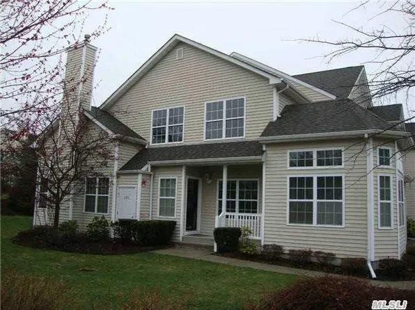 240 Kettles Ln, Medford, NY 11763