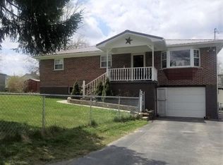 221 Apple St, Crab Orchard, WV 25827