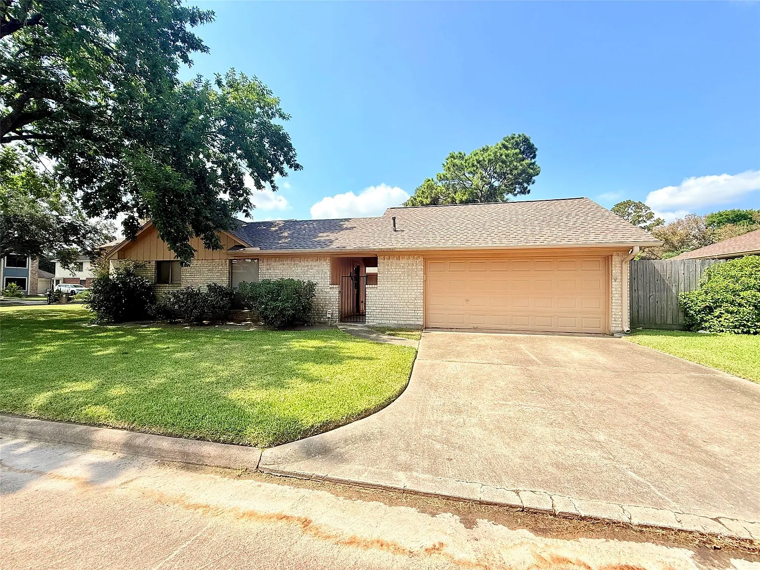 3 bed, 2.0 bath, 2133 sqft, $2,400 — Photo 3