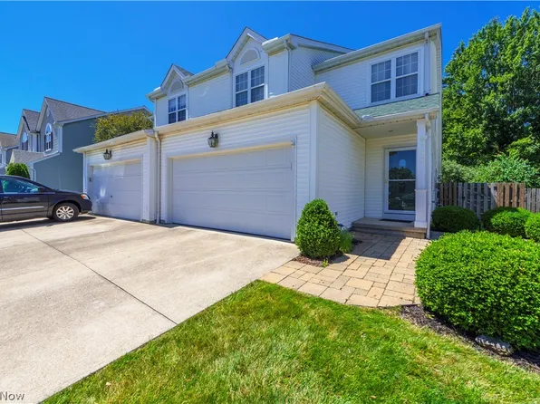 9750 Sugarbush Cir, Olmsted Falls, OH 44138