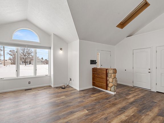 4th image of 472 Burrwood Ave