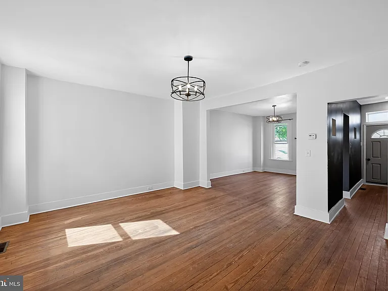 153 N Queen St — Photo 4