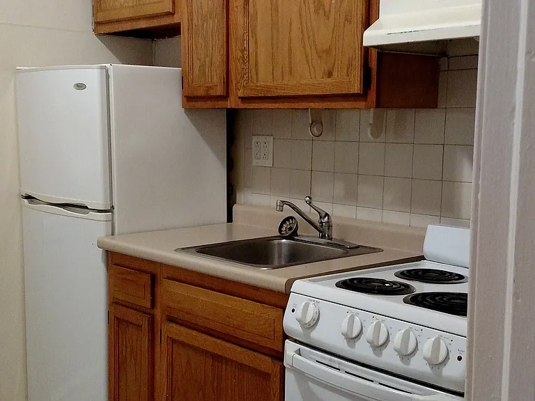 Surrey Hall Apartments — Photo 12
