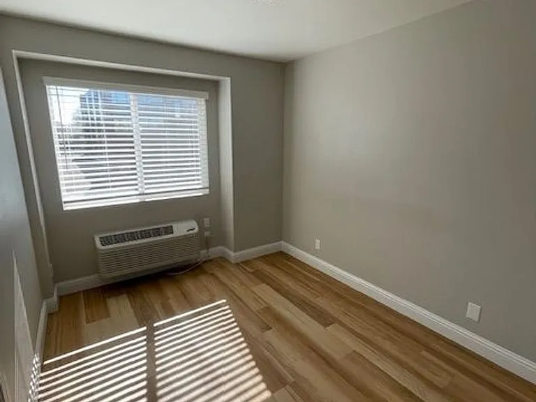 310 Pine St — Photo 8