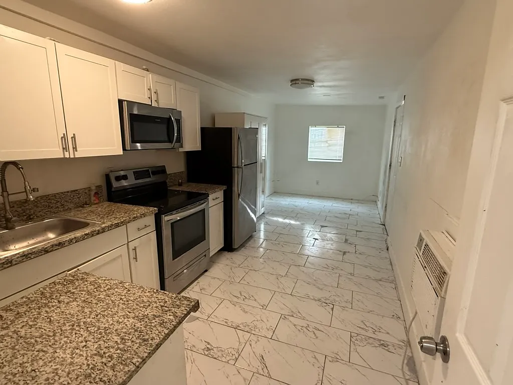 Studio, 300 sqft, $850 — Photo 1