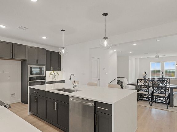Kitchen with vast island pendant lights