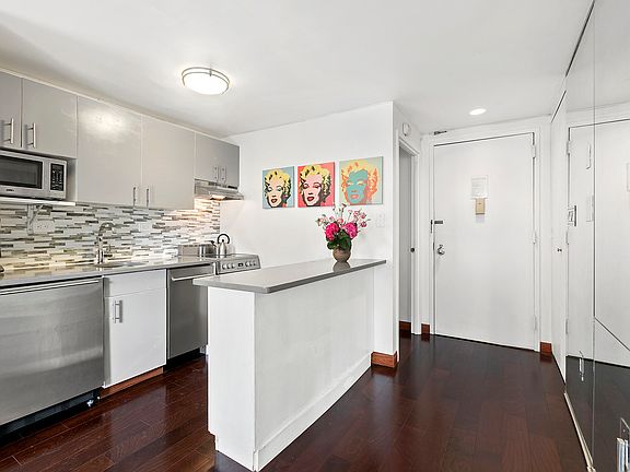 3rd image of 150 W 51st St APT 811