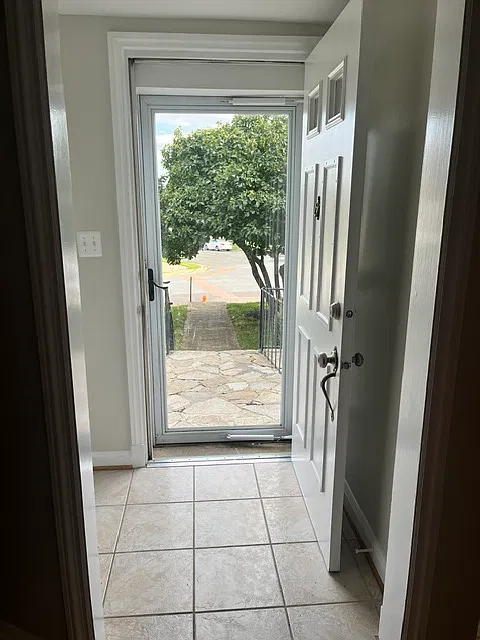 3 bed, 1280 sqft, $2,350 — Photo 2