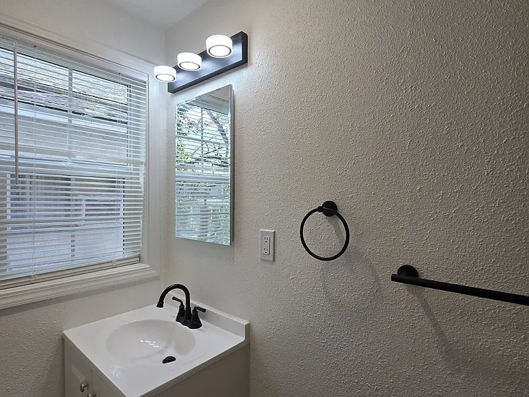 441 NE Winchester St — Photo 12