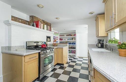 4th image of 72 Pearl St