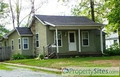 702 Oak St photo 1