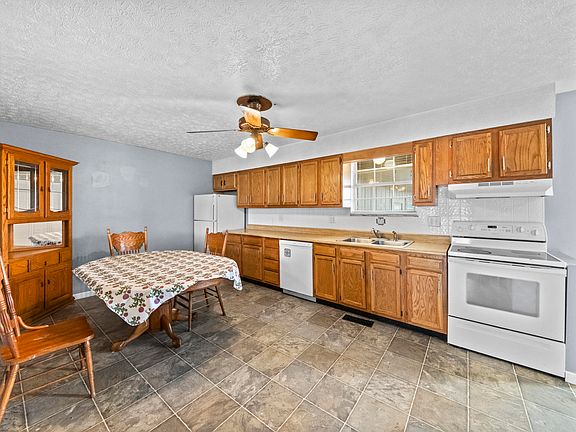 3rd image of 821 Cheryl Ann Ct