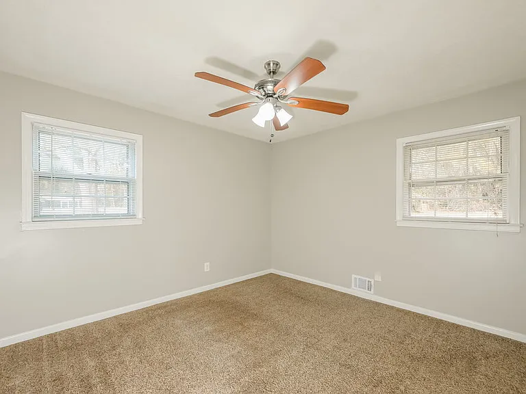 6490 Executive Dr — Photo 9
