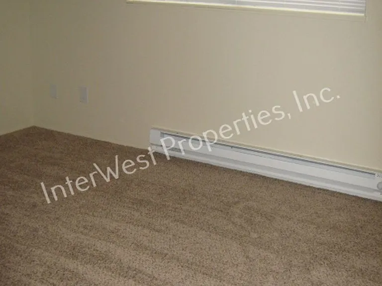 1010-1040 W Powell Blvd — Photo 12